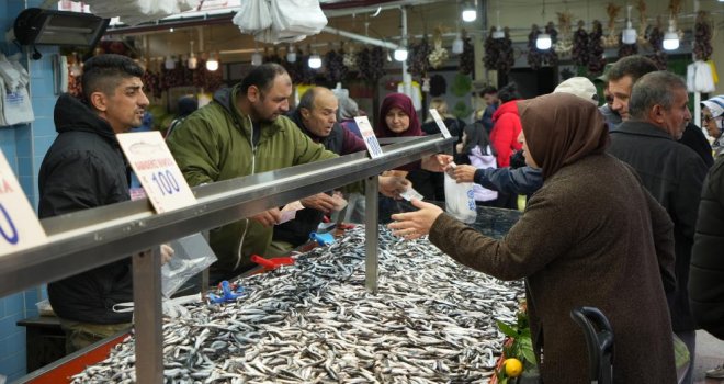 Balıkçılar, denizdeki fırtınanın hamsi bolluğunu olumsuz etkilediğini söyledi