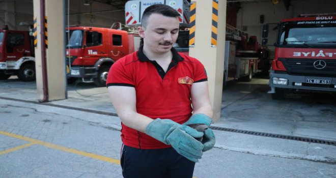 Balkona düşen yaralı ebabil kuşunu itfaiye kurtardı
