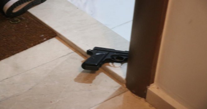 Barışmak için gittiği kız arkadaşı kapıyı açmayınca silahla kendini vurdu