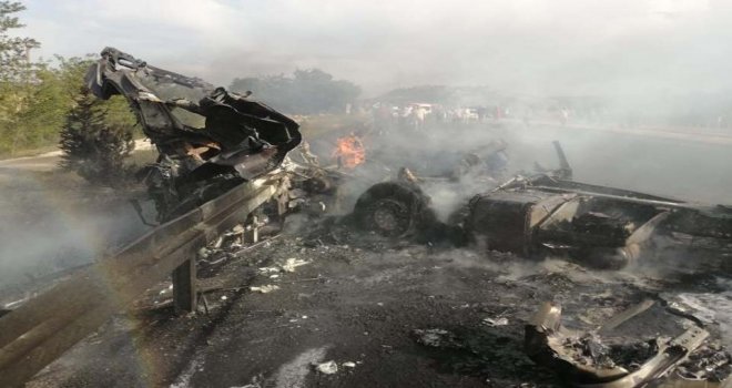 Bariyerlere çarpan LPG yüklü tanker alev alev yandı