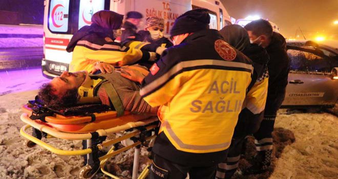 Bariyerlerin saplandığı otomobilde sıkışan sürücüyü itfaiye kurtardı