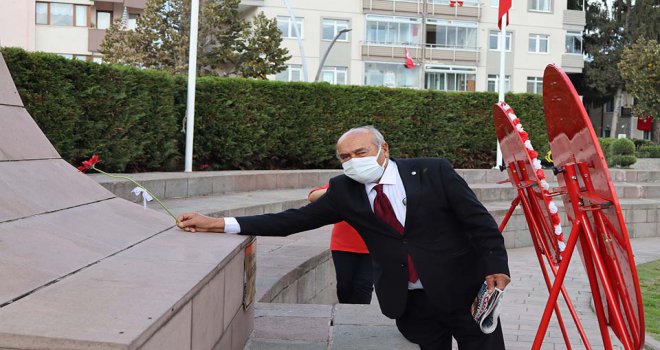 Başkan Karsu ve CHP’liler Atatürk Anıtına Karanfil Bıraktılar
