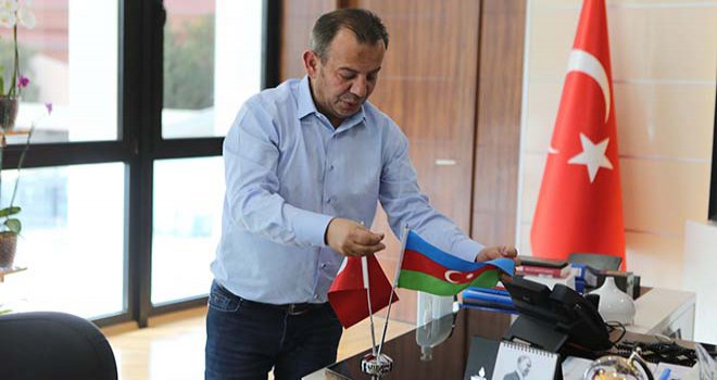 Başkan Özcan, masasındaki AB bayrağının yerine Azerbaycan bayrağı koydu