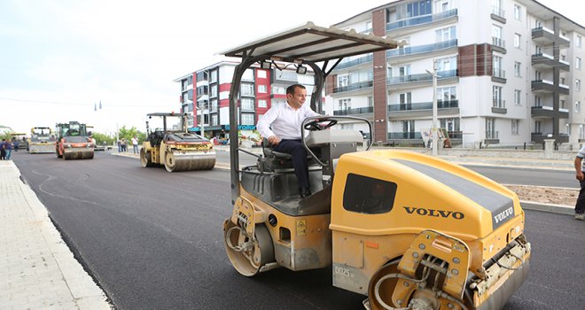 Başkan Özcan silindirin direksiyonuna geçti, işçilerle parke taşı döşedi
