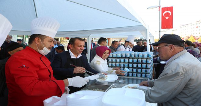 Başkan Tanju Özcan’dan 5 bin kişiye kandil pilavı ikramı