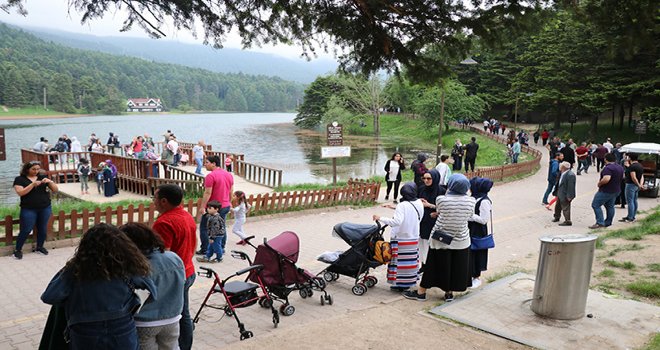 Bayram tatilinde Gölcük Tabiat Parkı’nda insan seli yaşandı