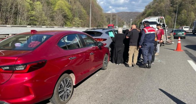 Bayram trafiğinde kazaya ulaşmak için yola çıkan ambulansın zor anları kamerada