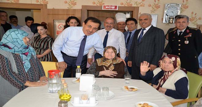 Bayramlaşma Programı Huzurevlerini Ziyaretle Devam Etti .......