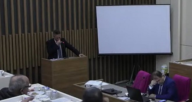 Belediye meclis üyesi kürsüde ağladı