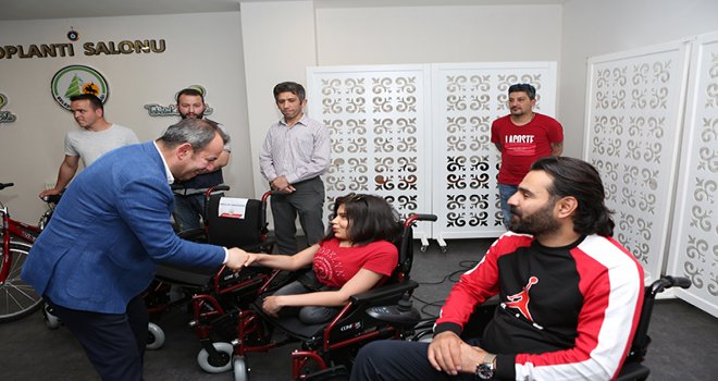 Belediyeye gelen tebrik çiçeklerinin geliriyle alınan engelli araçları dağıtıldı