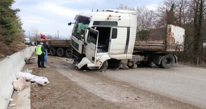 Beton bariyerlere çarpan tır Abant yolunu kapattı: 2 yaralı