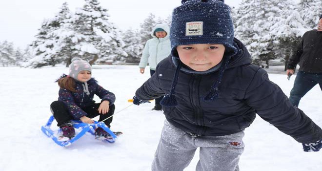 Beyaz örtüyle kaplanan Abant’ta kar kalınlığı 50 santimetreye ulaştı