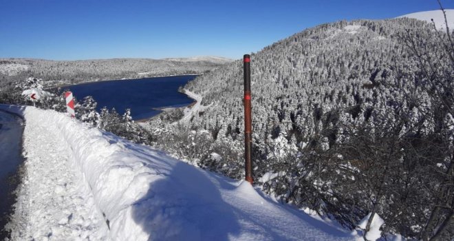 Beyaza bürünen Abant’ta kartpostallık manzara: Kar kalınlığı 1 metreyi buldu..