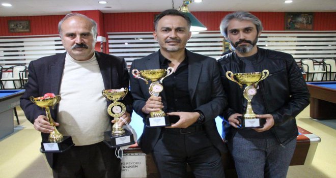 BİLARDOCULAR KUPALARINI TURNUVAYA ADI VERİLEN SEZİN ÖZDEMİR’İN BABASINA HEDİYE ETTİ.