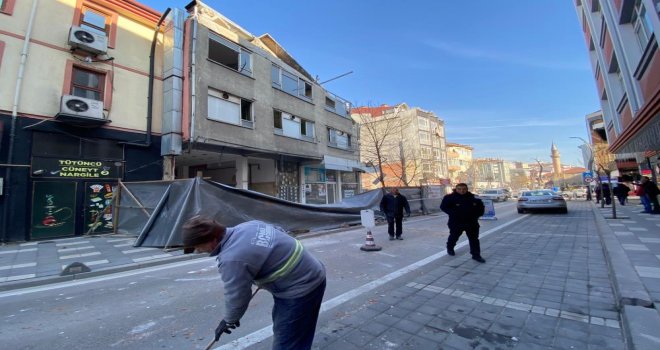 Bina yıkımı esnasında facianın eşiğinden dönüldü: O anlar kamerada