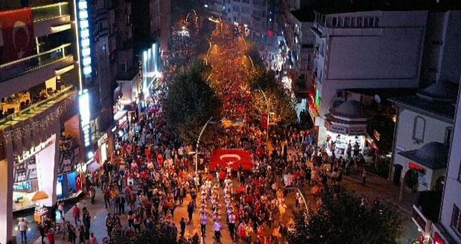 Binlerce kişi 'Mustafa Kemal'in askerleriyiz' diyerek yürüdü.....