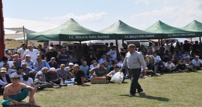 Binlerce kişinin katıldığı bayramda çöpleri topluyor