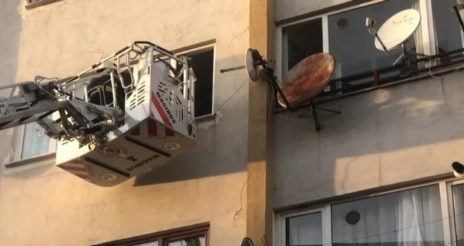 Bodrum katta yangın çıktı, mahsur kalan kadını itfaiye kurtardı.....