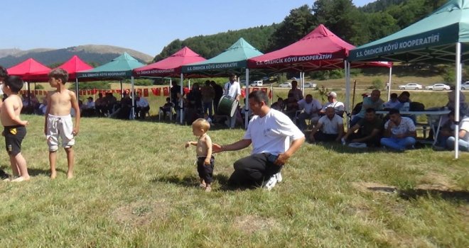 Bölgenin son Hacet Bayramı'nda miniklerin güreşleri eğlenceli anlara sahne oldu