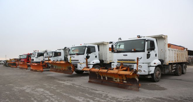 Bolu Belediyesi beklenen kar yağışına karşı araçları ve görevli personelleri hazır bekletiyor