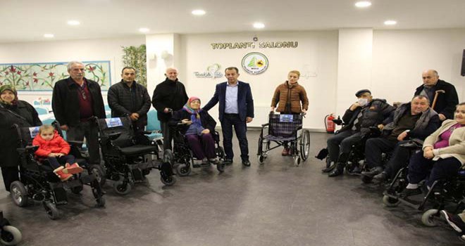 Bolu Belediyesi tarafından, ihtiyaç sahibi 10 engelli bireye akülü ve tekerlekli sandalye verildi