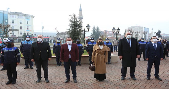 Bolu Belediyesi’nde personeller mesaiye Andımızı ve İstiklal Marşı’nı okuyarak başladı