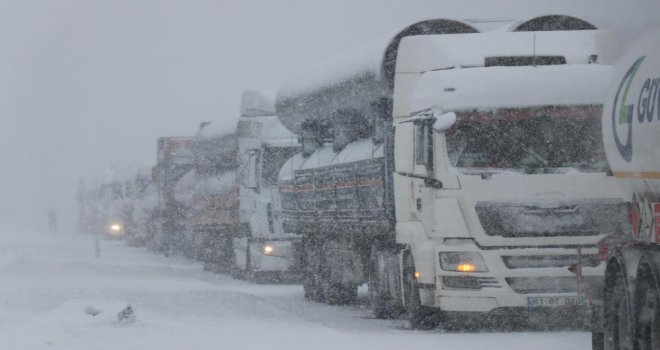 Bolu Dağı İstanbul yönüne ağır tonajlı araçların geçişleri yasaklandı