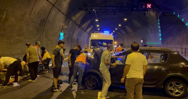 Bolu Dağı Tüneli'nde otomobil acil çıkış kapısına çarptı