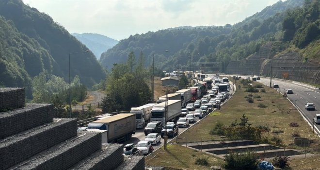 Bolu Dağı Tüneli’nde otomobil alev topuna döndü: Trafik kilitlendi