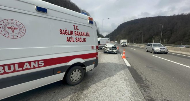 Bolu Dağı Tüneli'nde otomobille kamyonet çarpıştı: 2'si çocuk 4 yaralı