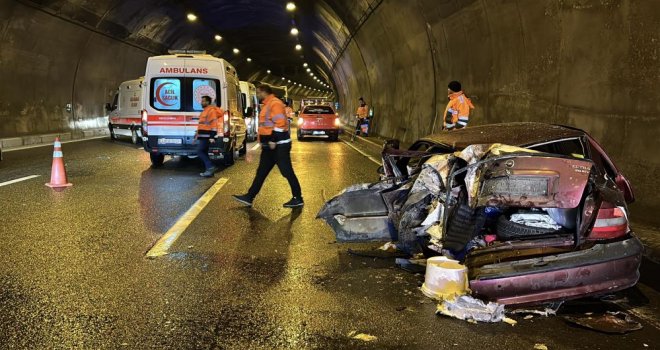 Bolu Dağı Tüneli'nde tırla çarpışan otomobil hurdaya döndü: 5 yaralı