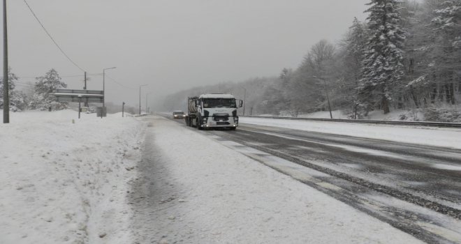 Bolu Dağı’nda kar aralıklarla etkili oluyor…..