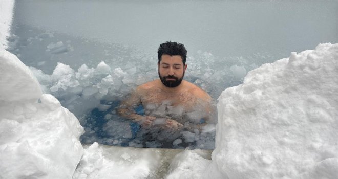 Bolu Dağı’nda eksi 10 derecede buz tutan havuza girdi.....