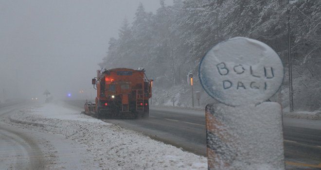 Bolu Dağı’nda kar yağışı ve sis etkili oluyor…..