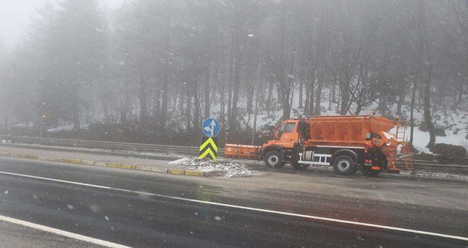 Bolu Dağı’nda kar yağışı ve sis etkisini sürdürüyor