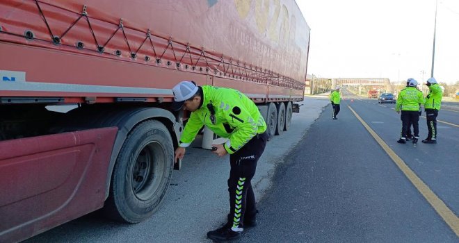 Bolu Dağı'nda kış lastiği olmayan araçların geçişine izin verilmiyor.....