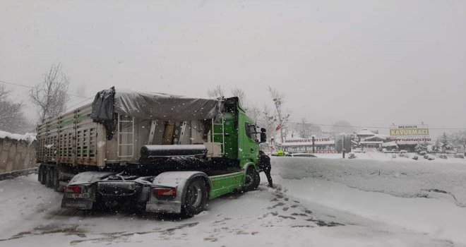Bolu Dağı’nda makaslayan tır yolu trafiğe kapattı
