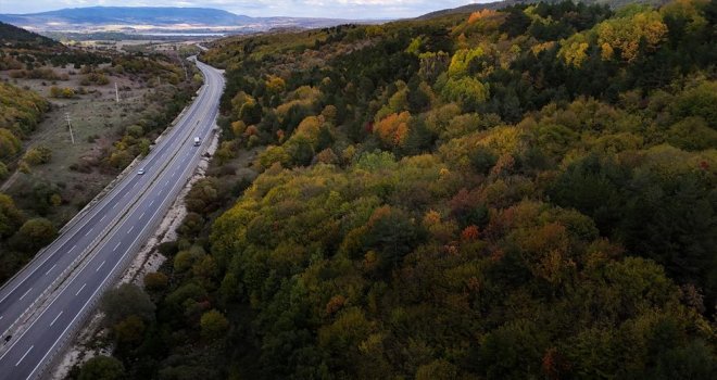 Bolu geçişinde ağaçlar sarı, turuncu ve kızıl tonlara büründü...