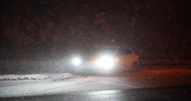 Bolu geçişinde kar yağışı etkili oluyor: Kar kalınlığı 10 santimetreye ulaştı