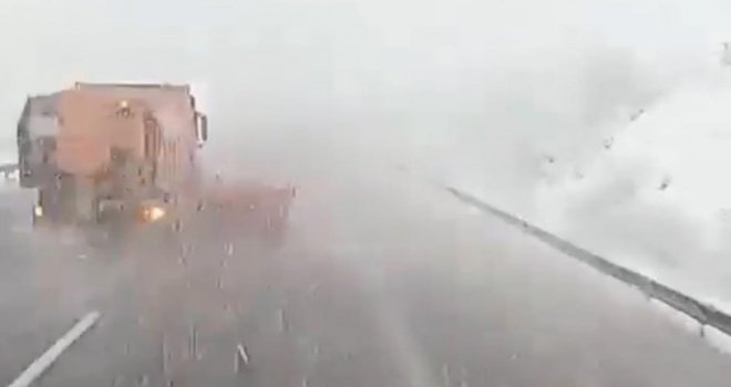 Bolu geçişinde yoğun kar yağışı etkili oldu..