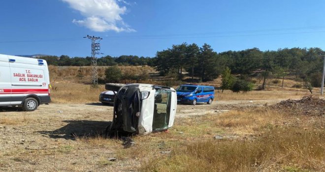 Bolu-Mudurnu yolunda virajı alamayan araç yan yattı: 2 yaralı