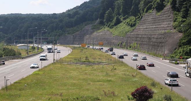 Bolu TEM Otoyolu’nda trafik yoğunluğu sürüyor…