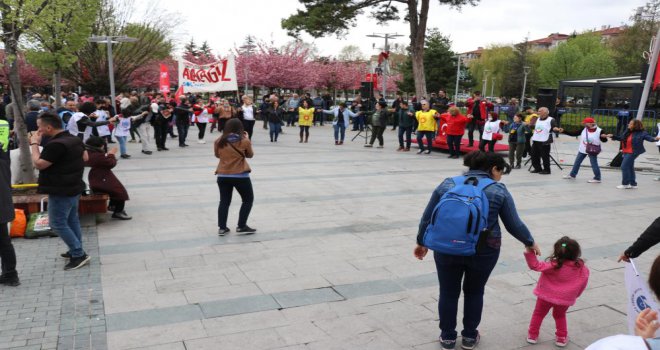 Bolu’da 1 Mayıs halay ve türküler eşliğinde kutlandı