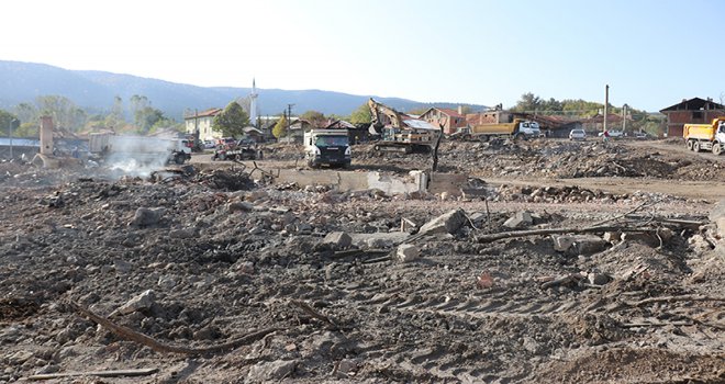 Bolu’da 12 evin yandığı köyde enkaz kaldırma çalışması başladı