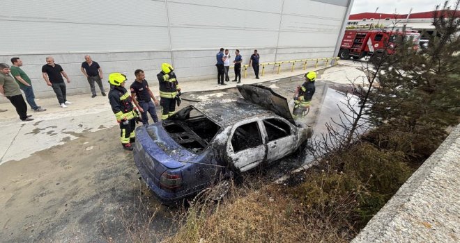 Bolu'da 15 gün önce aldığı otomobil, park halindeyken küle döndü