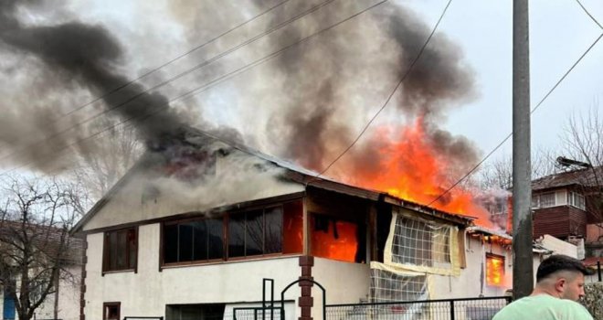 Bolu'da 2 katlı ahşap ev alev alev yandı......