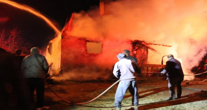 Bolu’da 2 katlı ahşap ev yanarak küle döndü..