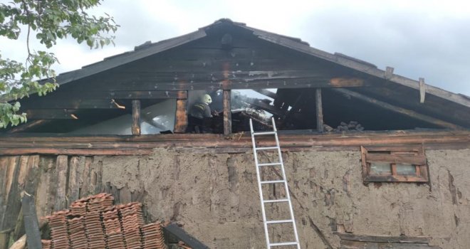 Bolu’da 2 katlı ahşap ev yangında kullanılamaz hale geldi
