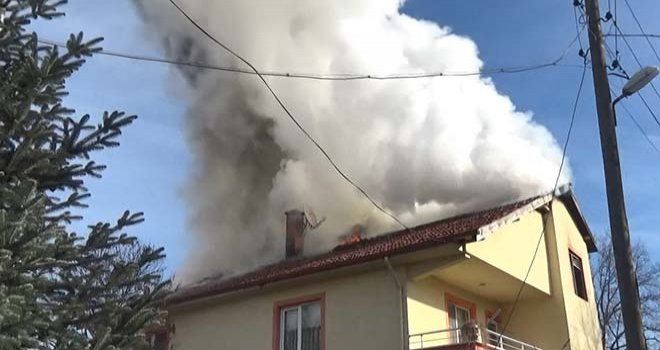 Bolu’da, 2 katlı evin çatısı alev alev yandı….
