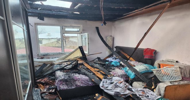 Bolu'da 2 katlı evin üst katı küle döndü.....